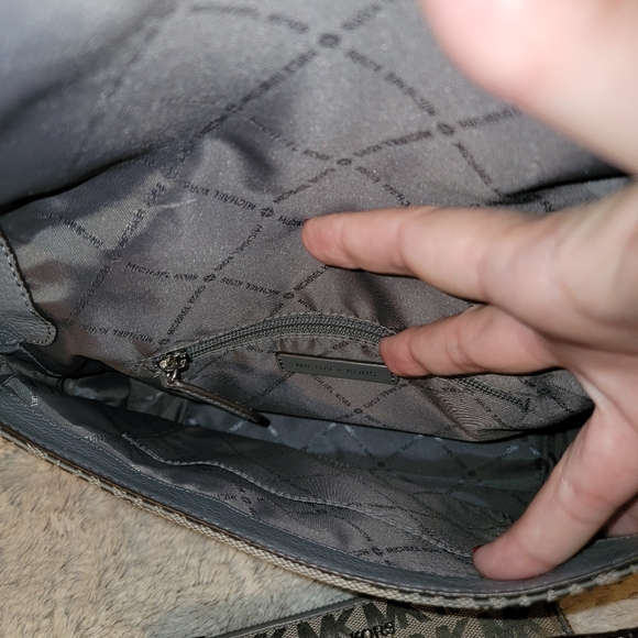 Michael Kors gray bag and matching wallet. - Picture 6 of 16